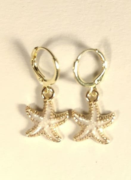 Witte zeesterretjes oorbellen